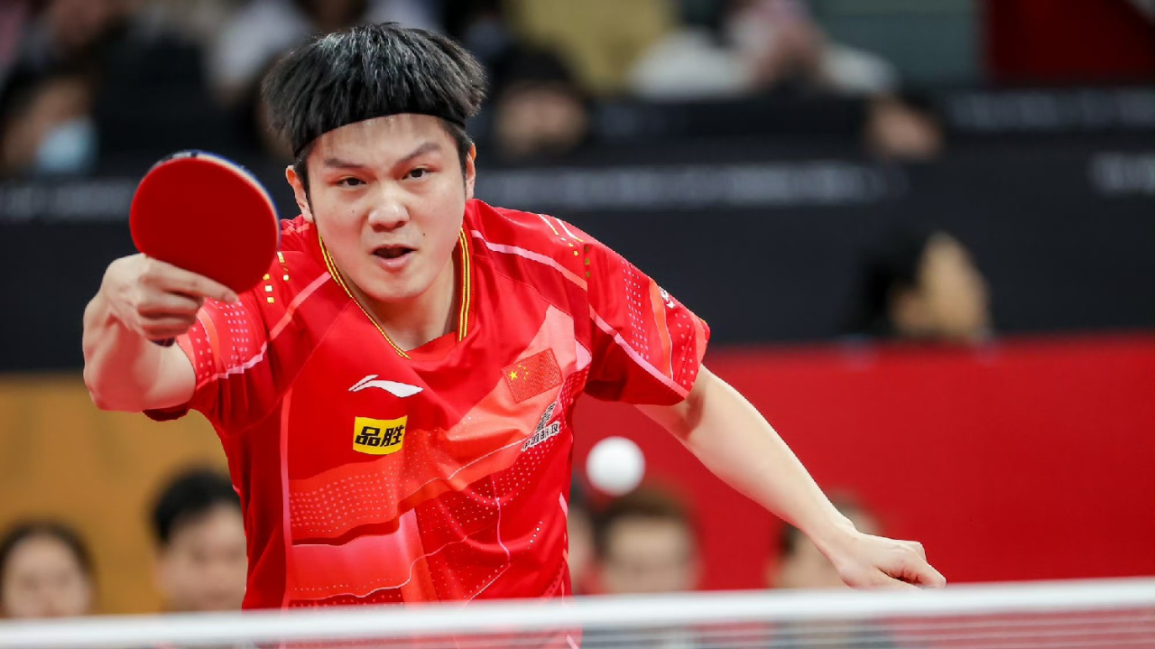 樊振东打出神仙球 国乒队员教练全体起立鼓掌