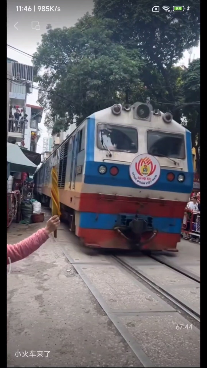 23-12-3下午看越南河内网红穿街小火车,老城区市景,了解中越战争