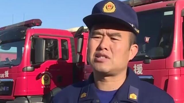 浙江余姚:男子右脚被机器卡住,众人合力施救