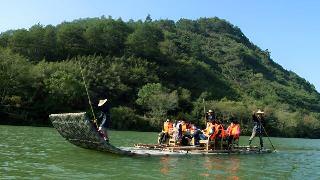 网友称在武夷山漂流被筏工索要小费,景区:已退回,明令禁止