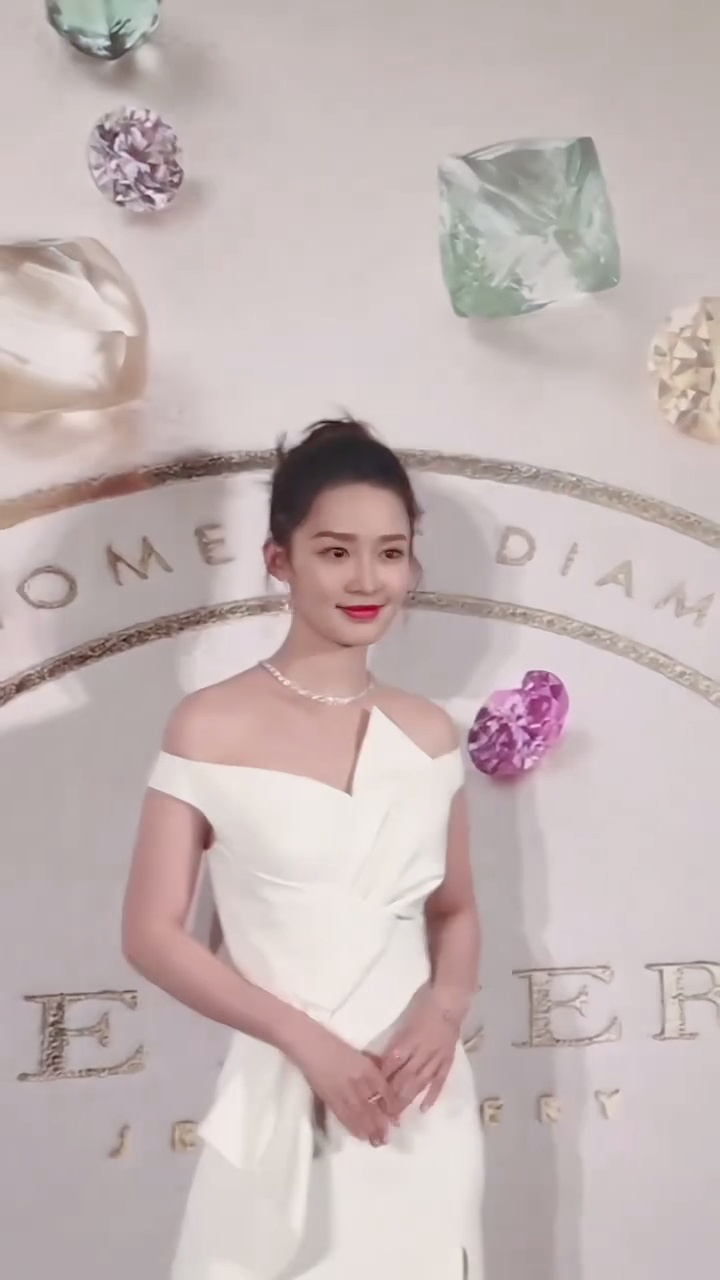 李沁,1990年9月27日出生于江苏省苏州市昆山市巴城镇,中国内地影视女