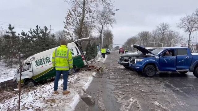 龙口市:雪天车辆滑进路边沟 救援队员及时搭手助脱困