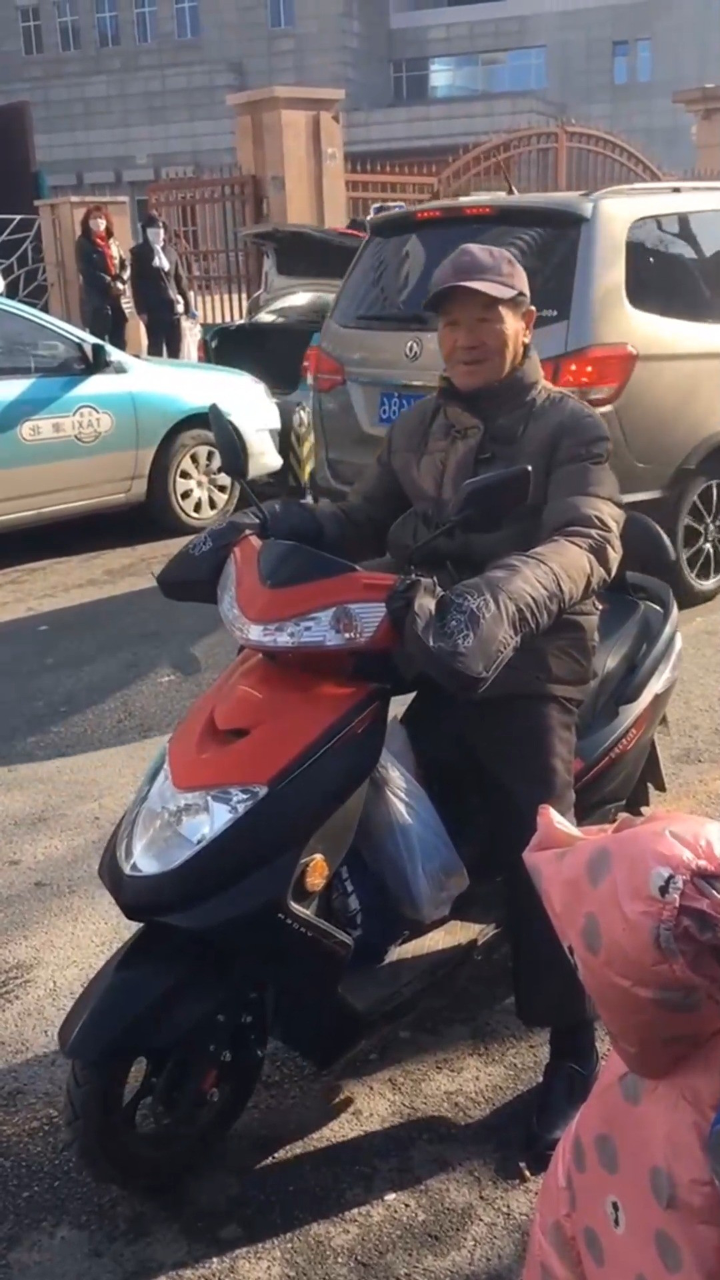 大爷就是大爷网红天津大爷骑上我心爱的小摩托