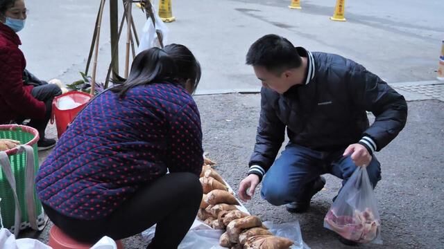 今天在老地方卖冬笋,这段时间正是吃冬笋的季节,好多人都喜欢 #赶集 #市井生活 #人间烟火