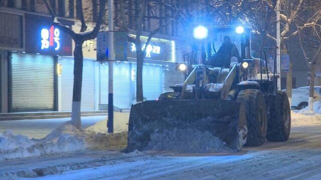 龙口市:人歇车不歇 清运积雪保障市民安全出行