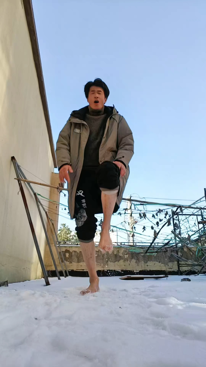 第一次光脚在雪中跳舞
