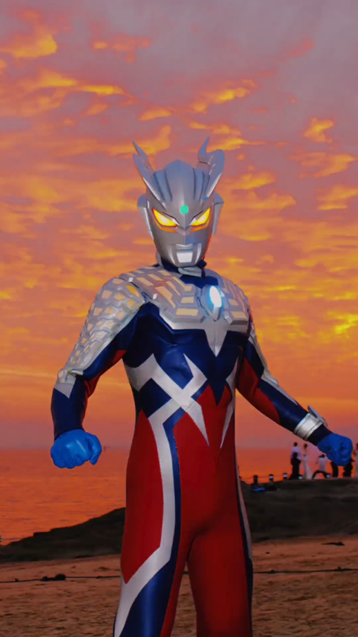 夕阳下的赛罗奥特曼更帅