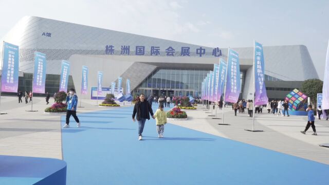 浸沉式带你参观体验2023株洲国际轨博会看看众多先进轨着交通列车