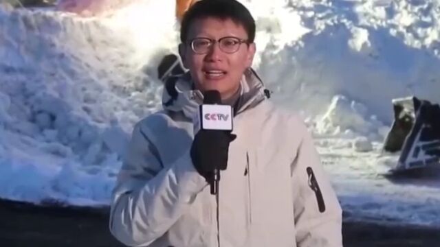 新疆阿勒泰:暴雪天气,多部门保障交通出行安全畅通