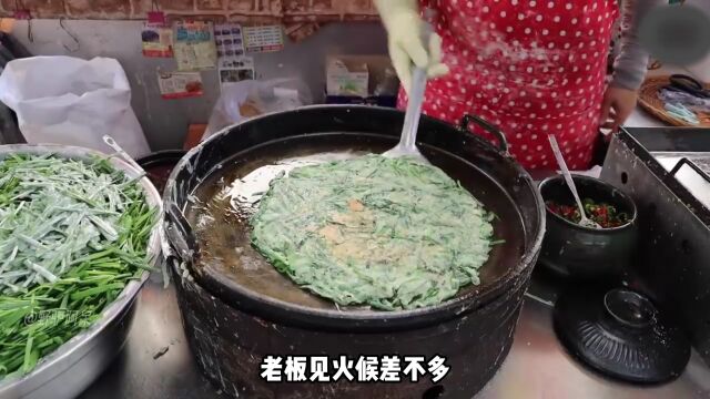 韩国五花八门的蔬菜饼,掺和面糊煎制两面焦黄,每张只卖3000韩元