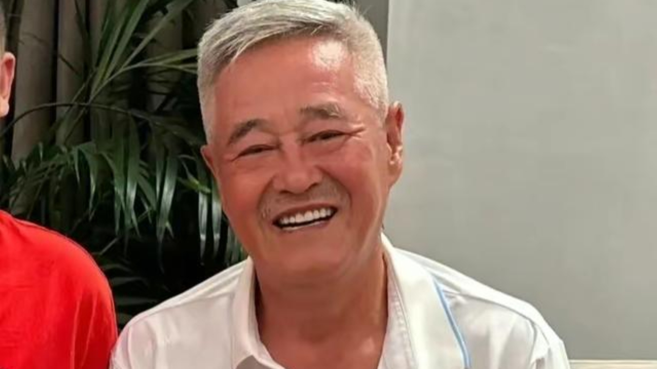 66岁赵本山近照被曝,本人白发苍苍笑得很开心,肚子上赘肉明显