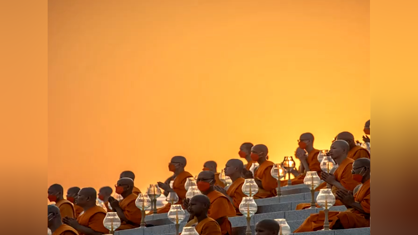 泰国庆祝万佛节,上万人齐聚祈福点灯