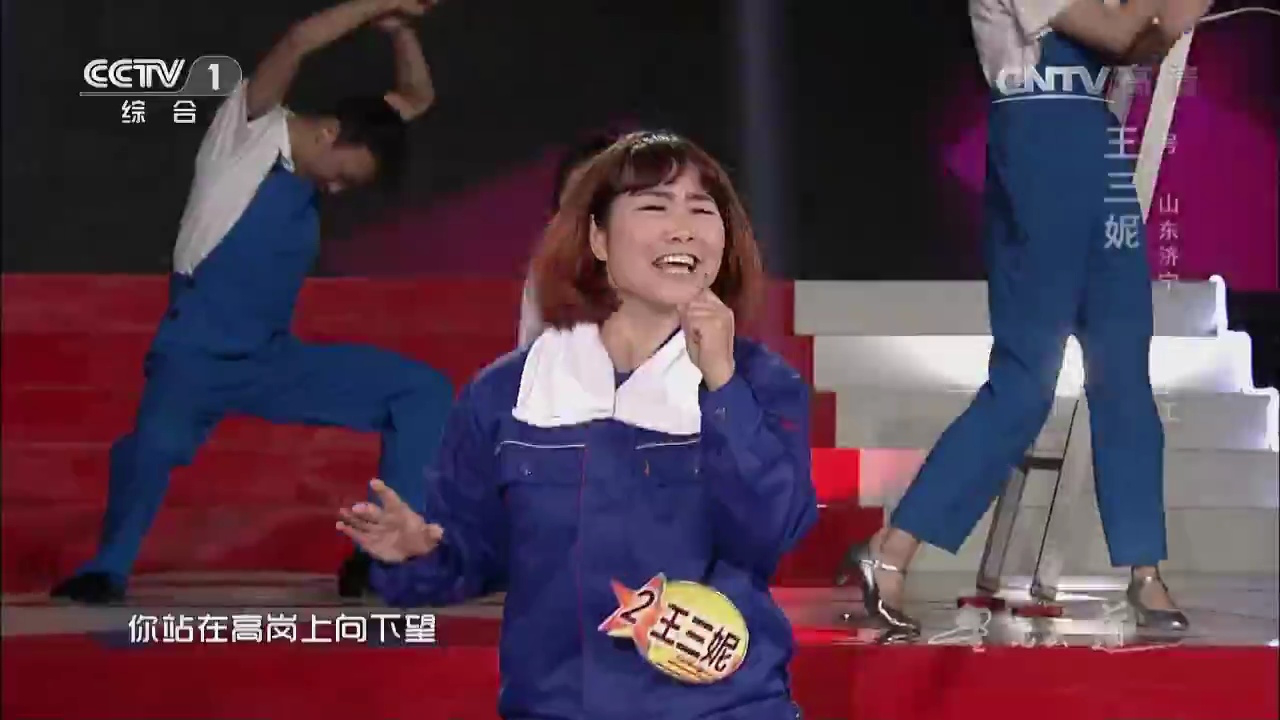 女歌手一首民谣《站在高岗上》,歌声悠扬醉人,百年难遇的天籁