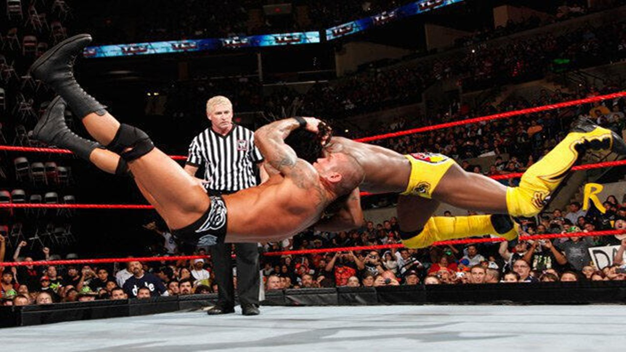 09年tlc大赛,兰迪住院脚踢中科菲手臂,巴蒂恐吓总经理!