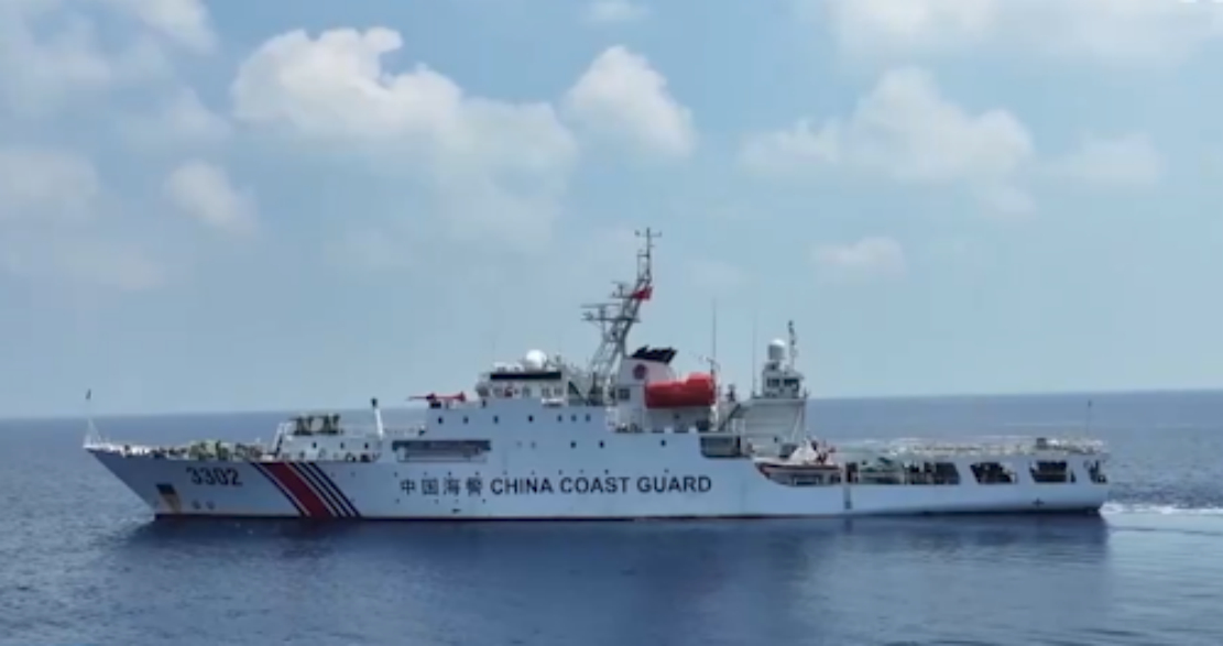 中国海警在黄岩岛海域开展海上救生训练,结合海上救援实际,提升救生