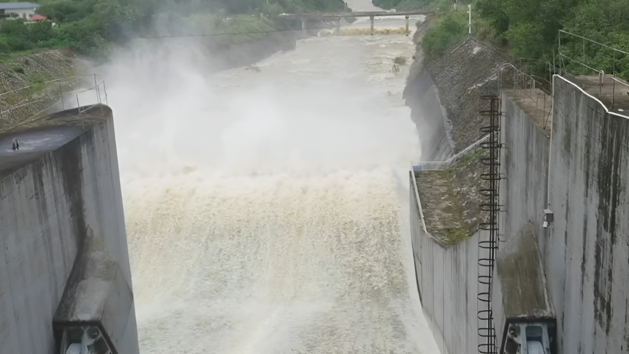 河南信阳发布暴雨橙色预警信号 2个水库泄洪