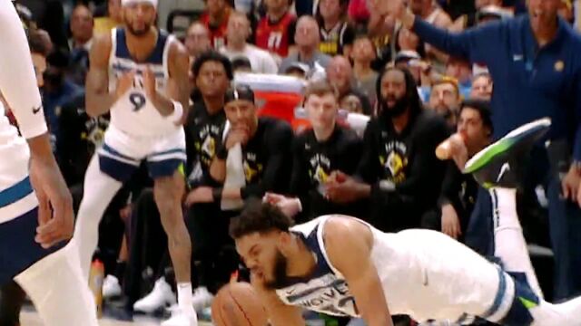 大危机！唐斯被绊倒疑似腿部受伤！