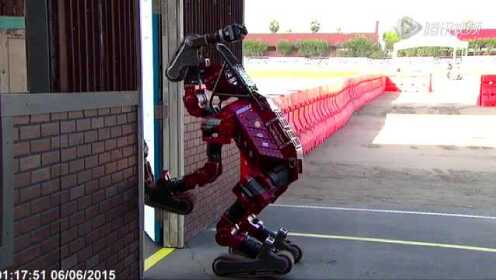 DARPA挑战赛现场：机器人摔倒