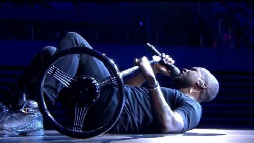 Usher单人舞台深情演绎《climax》 躺地嗨唱姿势妖娆