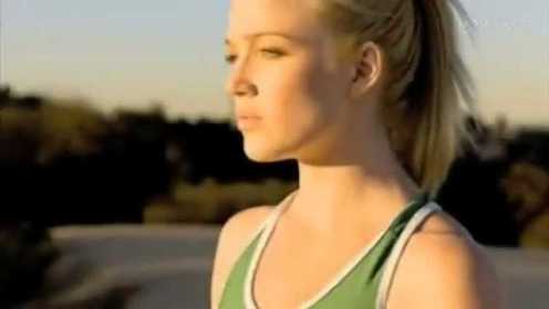 《绿箭侠》白金丝雀凯蒂·洛茨跑酷视频
