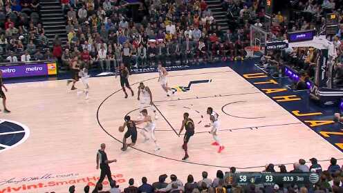 《NBA全场集锦》【压哨】佩恩带球一路穿过防守 绕左路一记抛投压哨止血