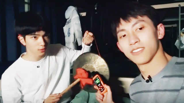 俞彬逗余承恩敲锣,懵懵的样子太可爱了