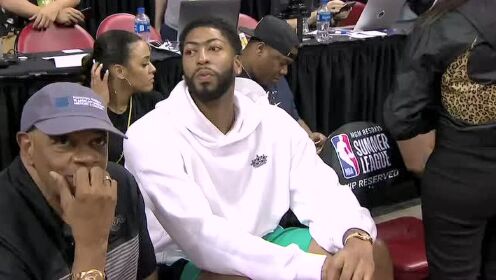 《NBA全场集锦》交易地震后詹姆斯现身夏联 与浓眉库兹马捂嘴说悄悄话