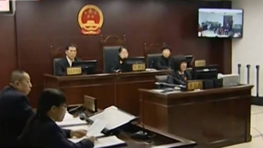 女子用牛奶箱砸公交司机 获刑3年半