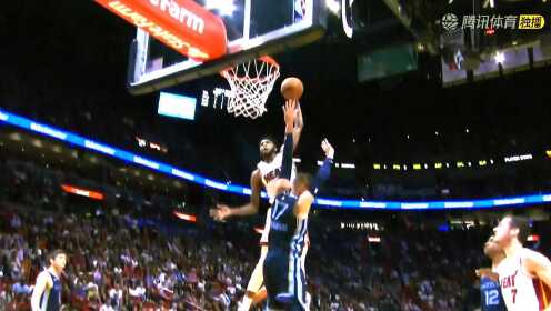 《NBA全场集锦》【扣篮】预定今天十佳之首！琼斯平地暴起平筐隔扣瓦兰