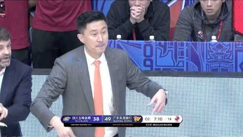 《广东男篮》【得分】福特森快攻上篮得手 遭任骏飞阻挡险起冲突