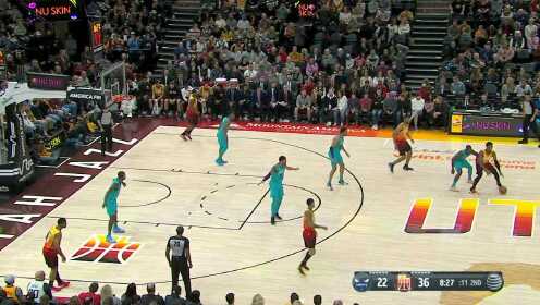 《NBA全场集锦》根本防不住 米切尔连过三人回头望月勾手打进