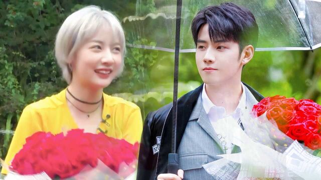 任豪学长手捧玫瑰花现身,赵粤收到花花兴奋又害羞