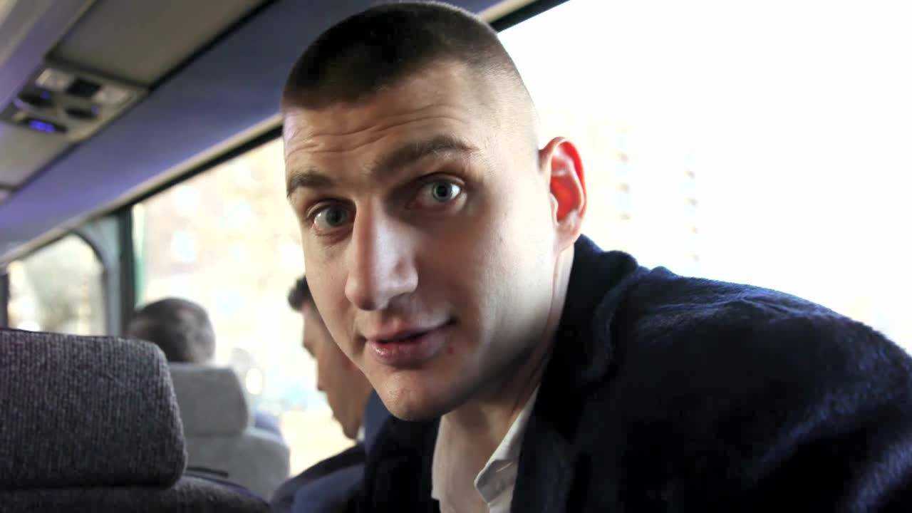 胖子篮球界的巅峰二人 东契奇&约基奇大巴车上谈笑风生