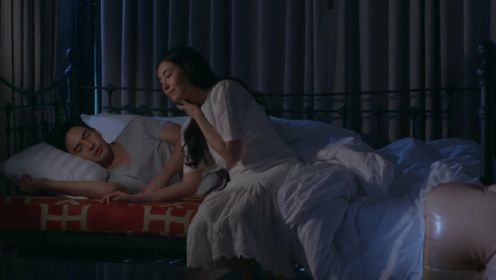 《诱爱入局[普通话版]》第25集01：艾米悄悄睡到拉珉身边，俩人床上超甜玩闹