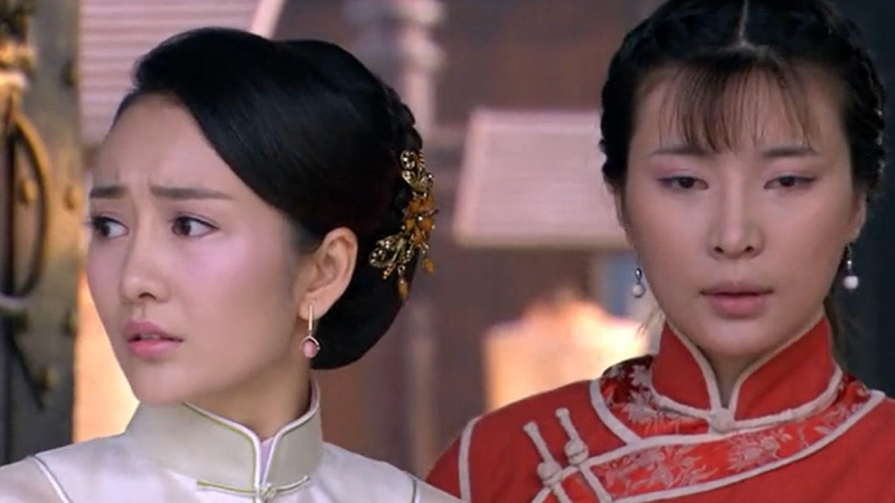 《花红花火》第33集03:冯小宝被绑在门口示众,悲哀的只有狗狗敢靠近她