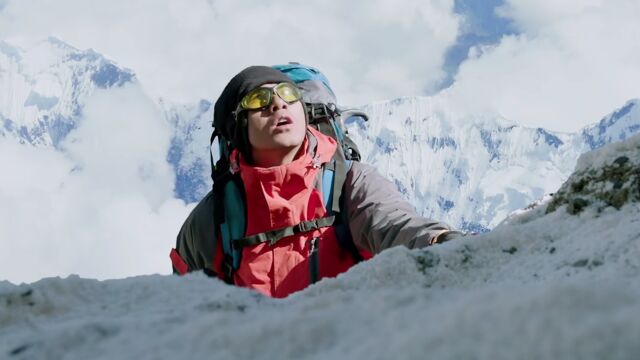 命悬一线!小伙雪山攀岩突遇雪崩!