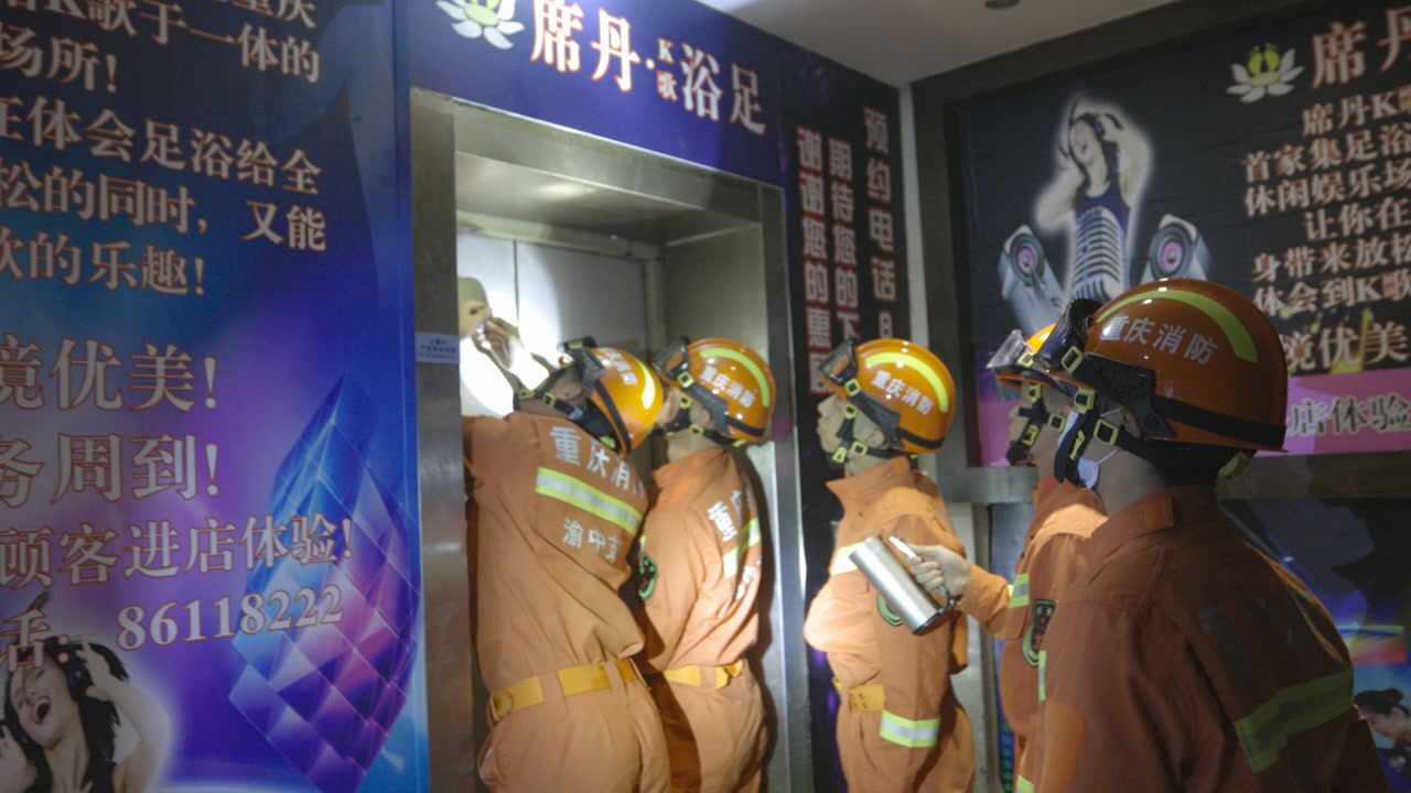 119请回答：重庆电梯逼疯外地游客_高清