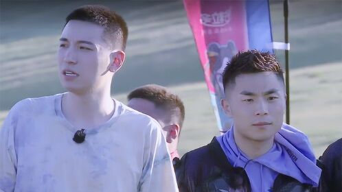 没过瘾→张九南王九龙想打真人cs?