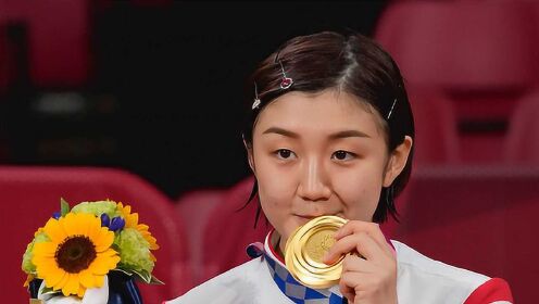 奥运会-金牌时刻_2020东京奥运会：金牌时刻_【金牌时刻】陈梦夺得女乒单打冠军与孙颖莎共同举起国旗_高清
