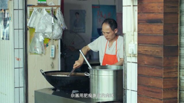 重庆街头的饮食特色!高登放碗,矮凳坐人,齐刷刷的码坐一排,吃得满嘴流油