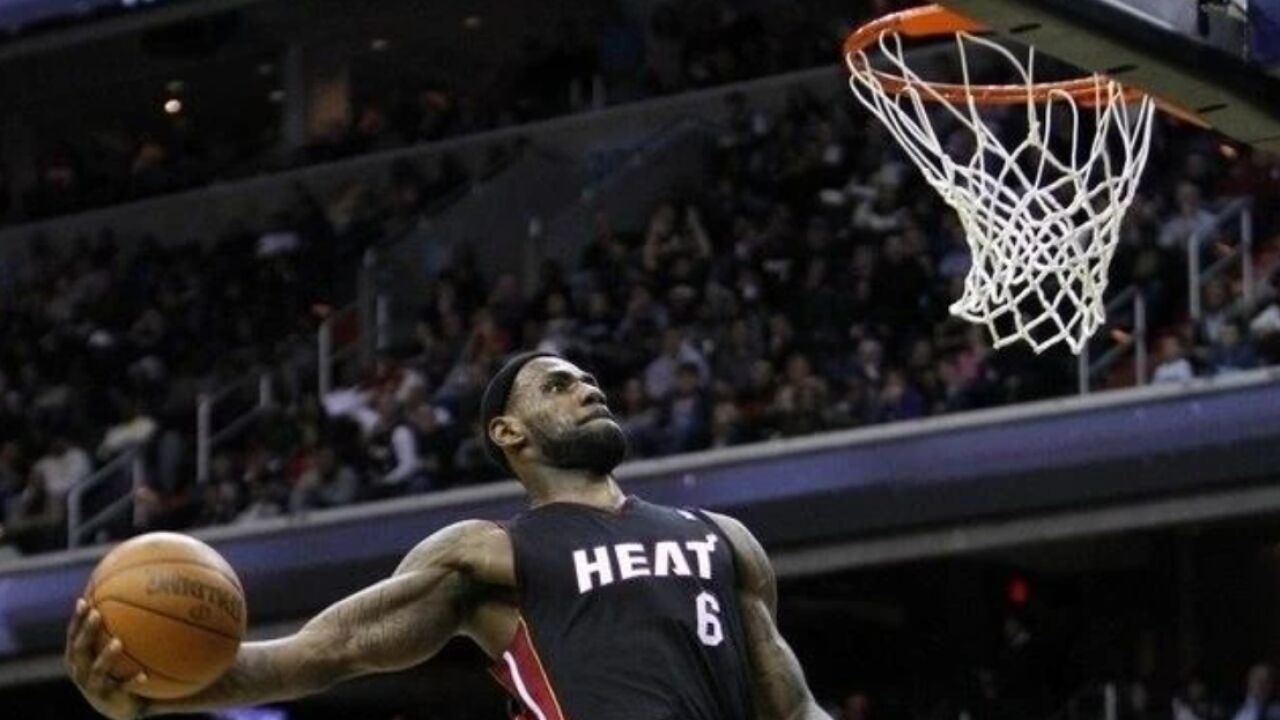 暴力美学集大成者!詹姆斯生涯招牌战斧扣篮合集