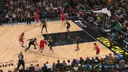 《NBA全场集锦》身体素质肉眼可见 锡安大踏步翻越防守上篮打进
