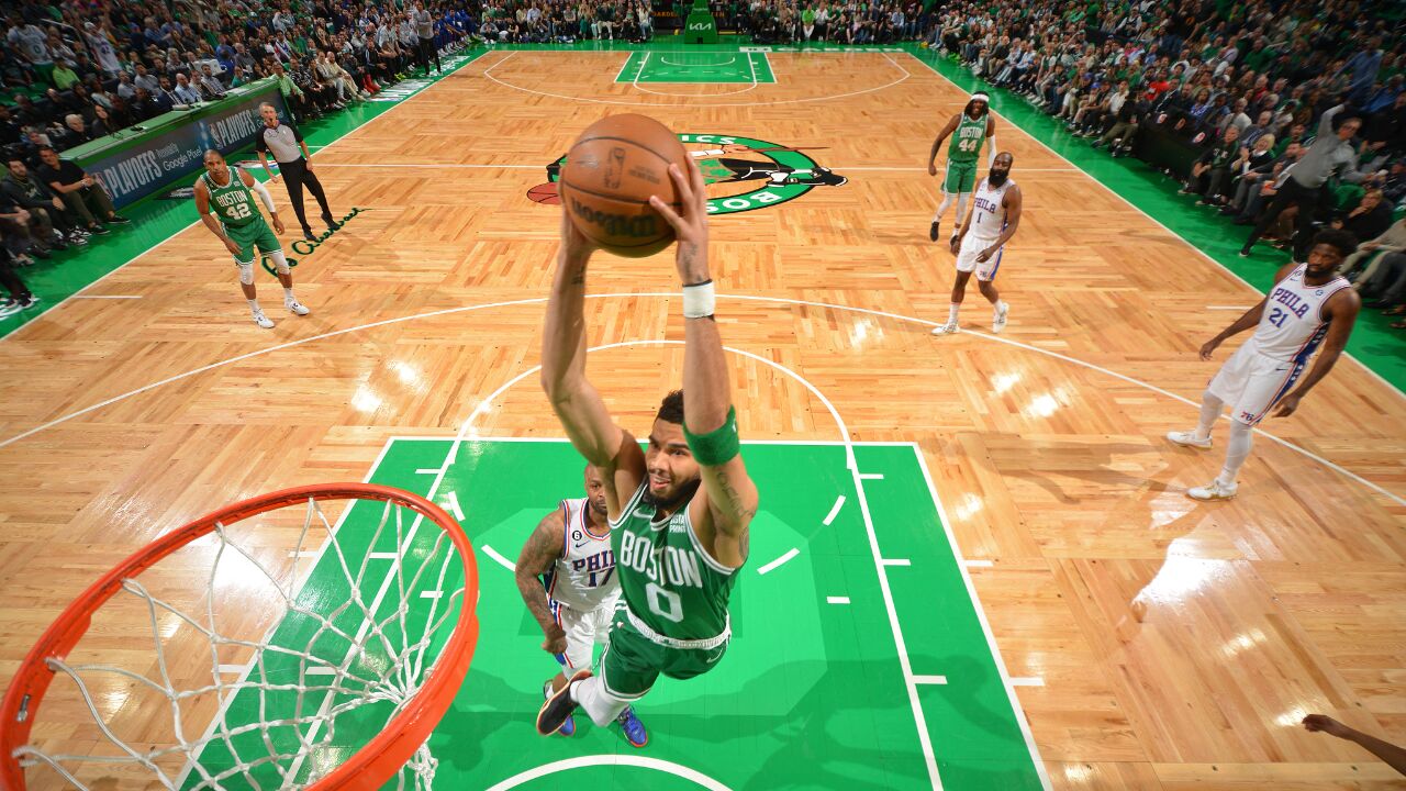 15日nba最佳扣篮 塔图姆持球突破杀进篮下双手暴扣