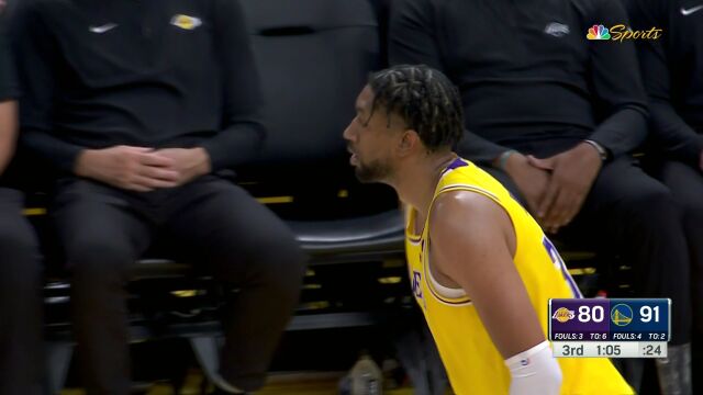 席菲诺接球直接“踢”给勇士 转播镜头给到面无表情的哈姆