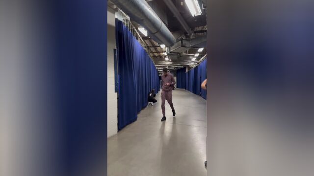 雷霆马刺众将穿搭大赏 亚历山大迈着六亲不认的步伐走来了