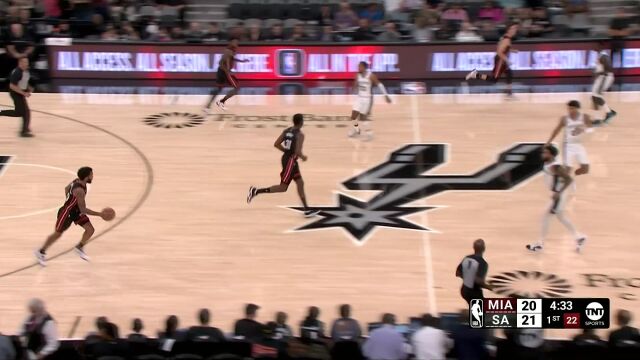 反超比分！海史密斯收到贾斯汀-尚帕涅助攻三分投篮稳稳命中