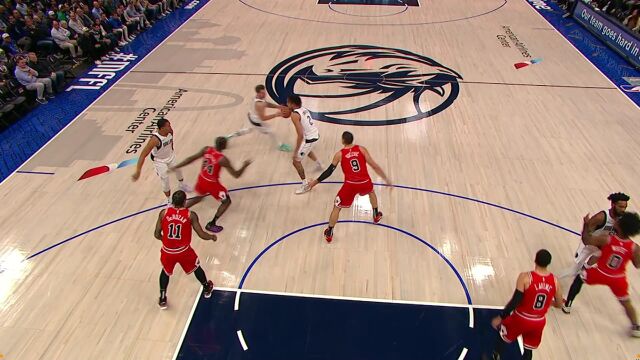 扣篮对决！拉文快下接球一飞冲天秀暴扣 莱夫利立马内线补扣还以颜色