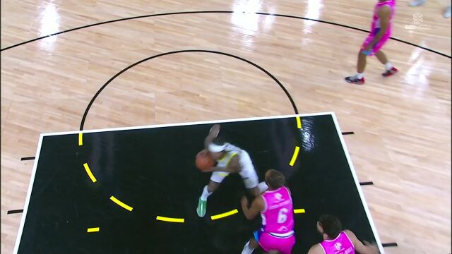 状态相当好！ 克拉克森不惧对抗杀进篮下抛投得手