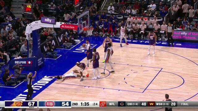 纵享丝滑！海耶斯突破防守迎着奥科吉左手上篮稳稳命中打成2+1