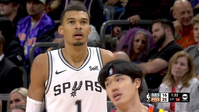 游戏里既没这样的人也没这动作！文班单手反腕收篮板技惊四座